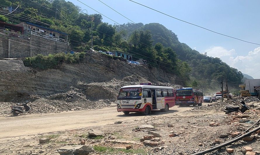बागलुङ–घोडाबाँधे सडक कालोपत्र नहुँदा यात्रुलाई सास्ती